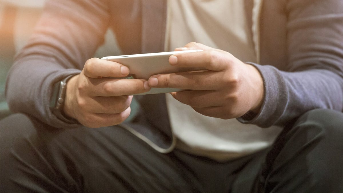 En person undersöker alla videoslots på 1x2 från mobilen.
