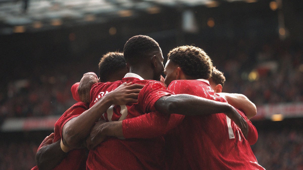 En grupp fotbollsspelare kramas efter ett mål i en Premier League-match.