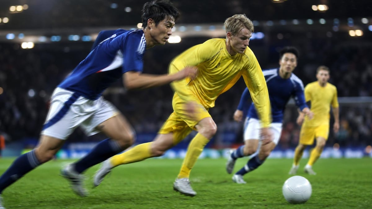 Två spelare i en kamp om bollen i VM matchen 2026 mellan Japan och Sverige.