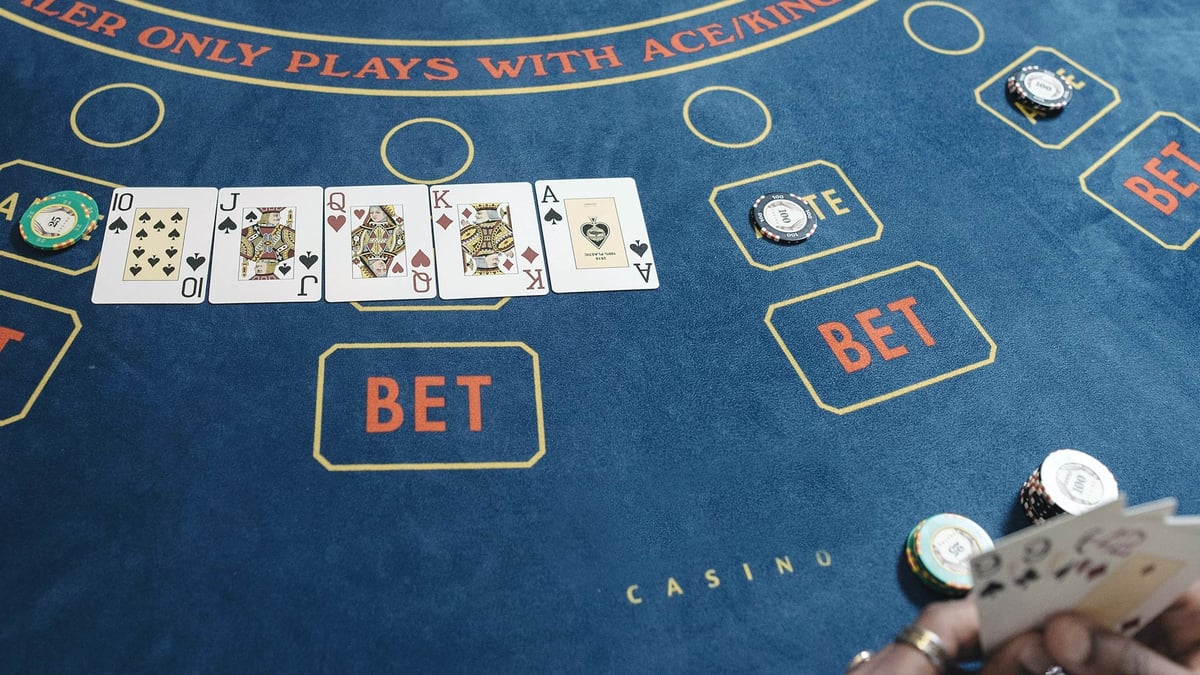 En som spelar klassisk Blackjack på ett casino.
