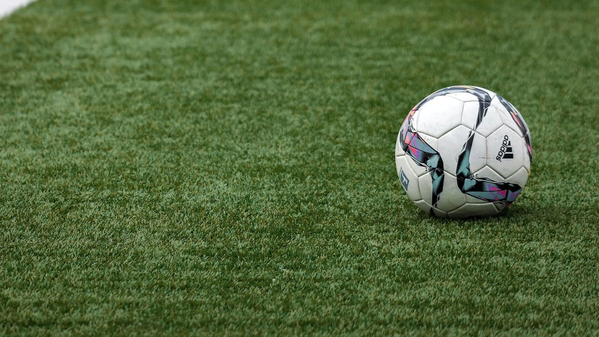 En fotboll på en av Allsvenskans fotbollsplaner.