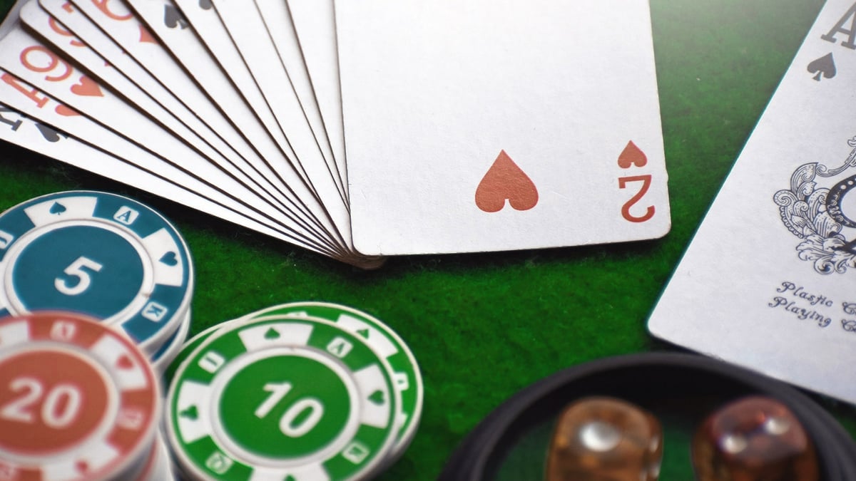 Kortlek och spelmarker i 1X2 live casino.