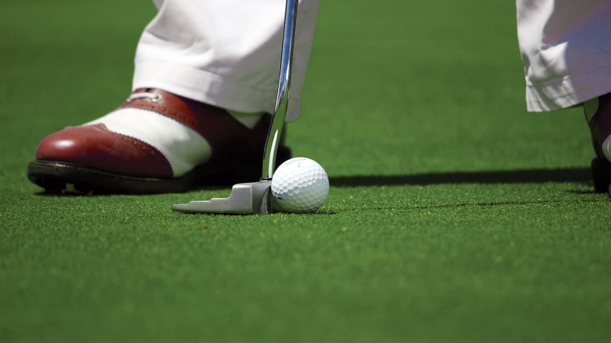 Golfare på Oakmont Country Club förbereder sig inför US Open 2025.