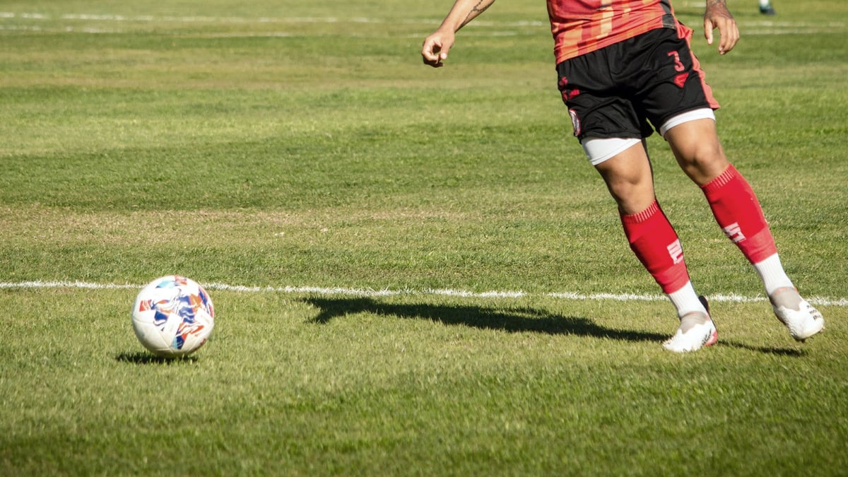 En fotbollsspelare värmer upp inför U21 EM 2025.