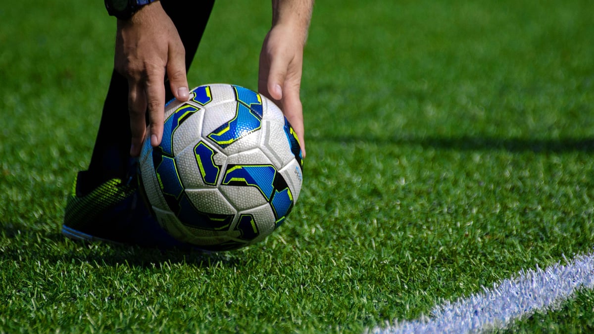 En spelare ska precis skjuta ut bollen i Premier League.
