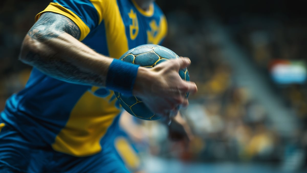 En svensk spelare springer med en handboll.