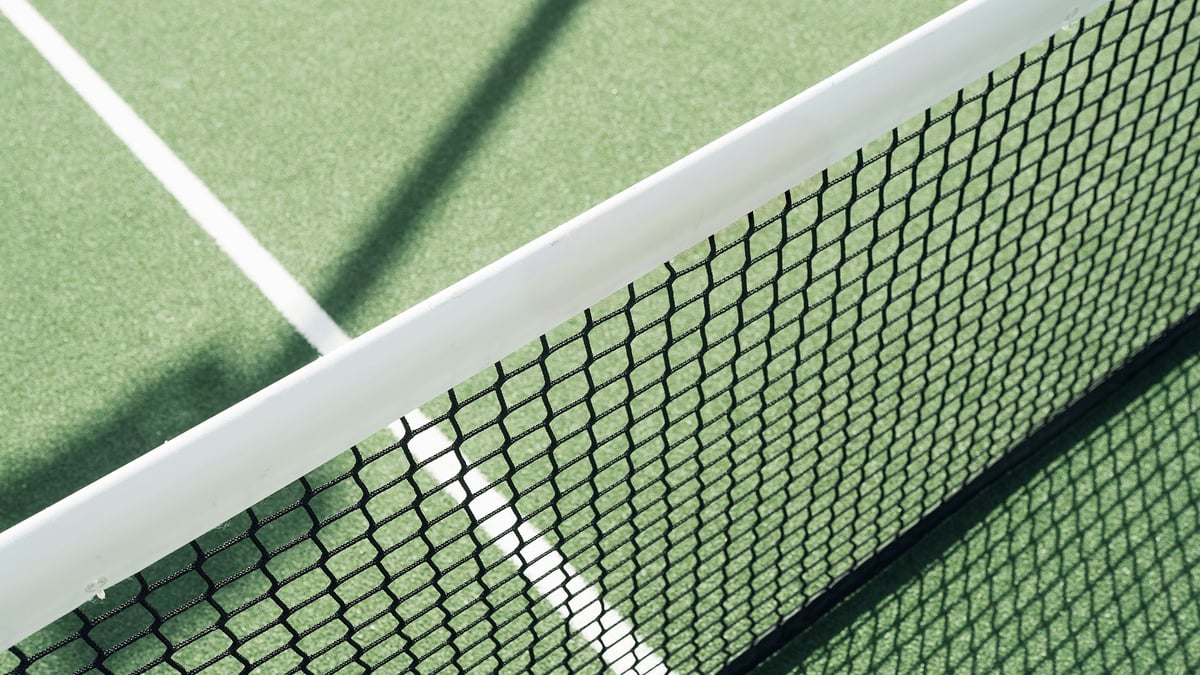 Ett tennisnät på en plan där det spelas stora matcher.