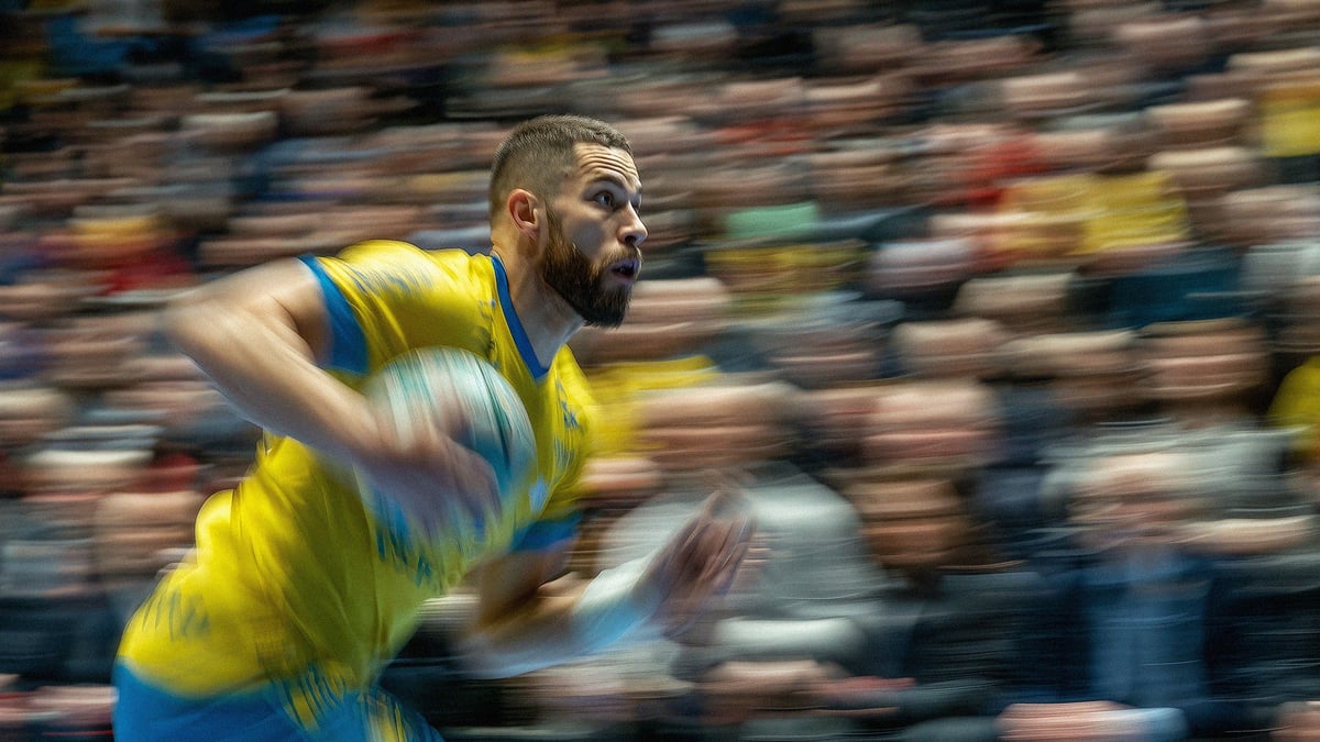 En svensk handbollsspelare springer över planen.