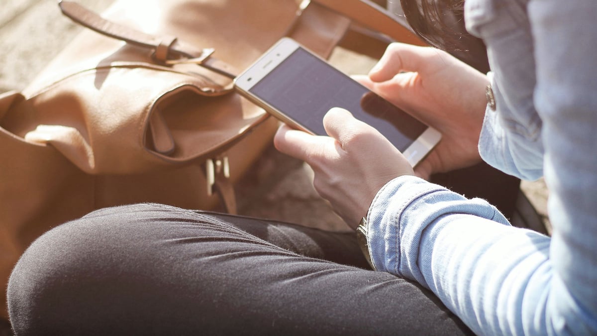 En person tittar på nya videoslots på 1X2 online casino.