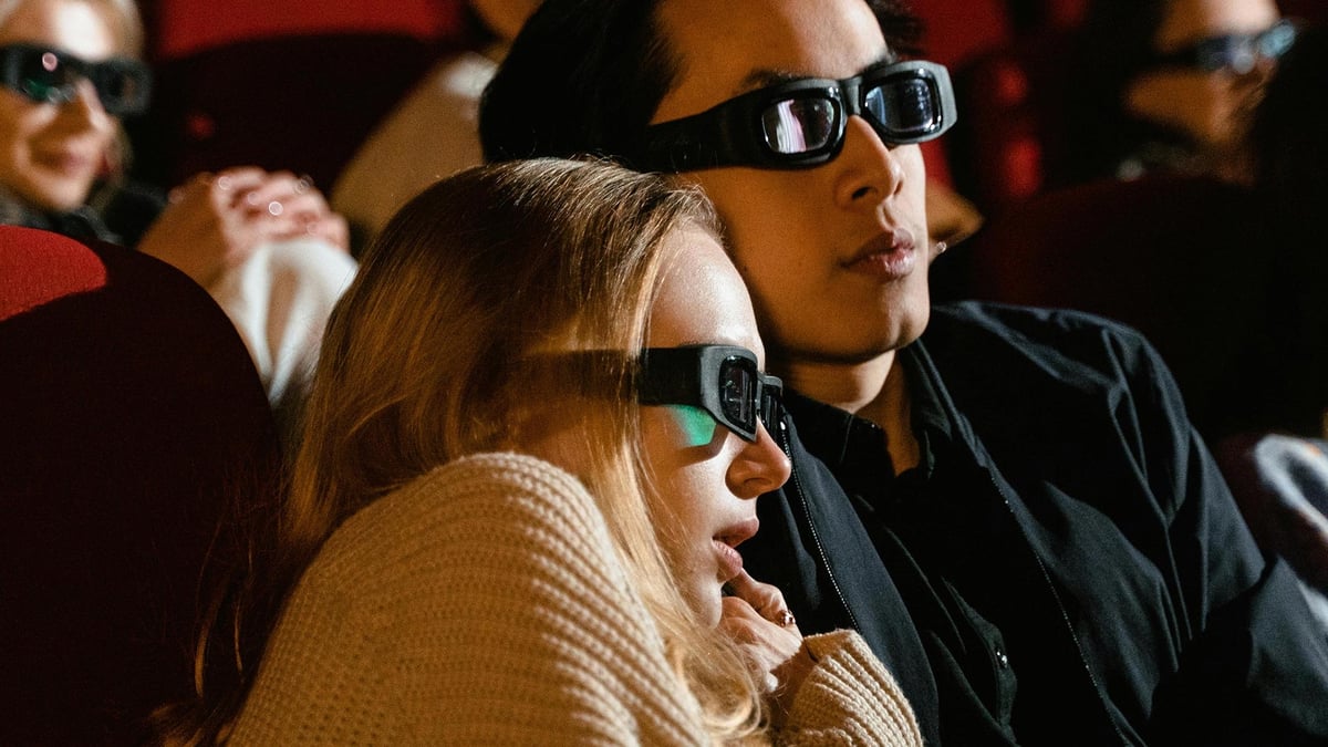 Ett par ser på bio och förbereder sig inför Oscarsgalan 2026.