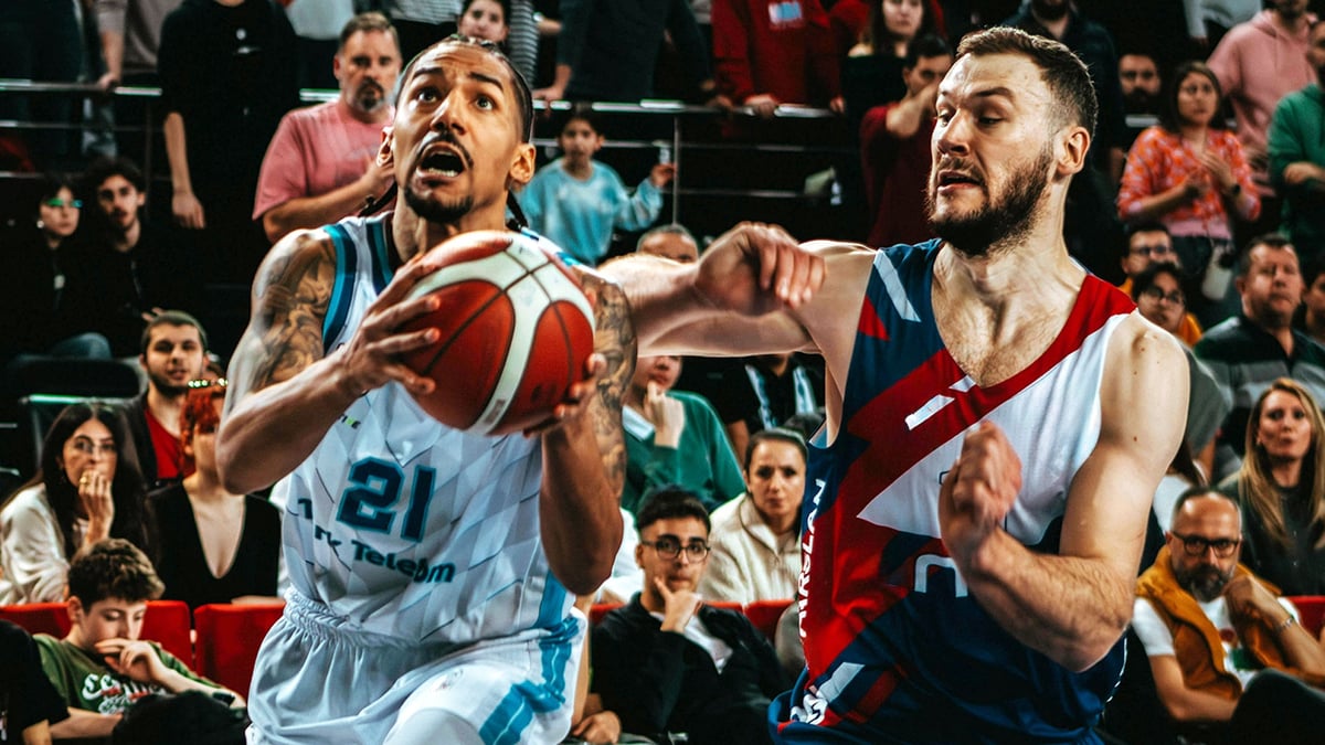 Ett dramatiskt ögonblick i en basketmatch.