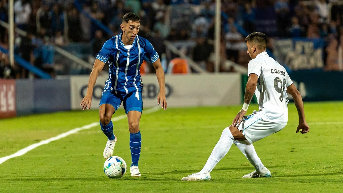 En spelare dribblar av en annan spelare i en Champions League-match