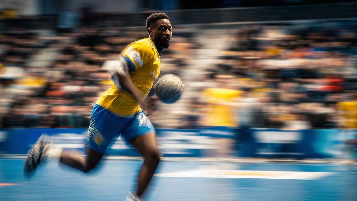 En handbollsspelare rusar över planen i handbolls-EM.