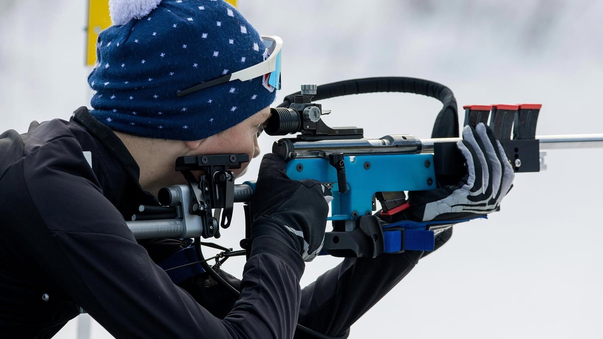 En tävlande i Biathlon gör sig redo.