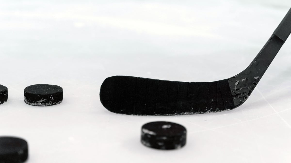 En hockeyklubba och puckar som ska användas i hockey-VM 2025.