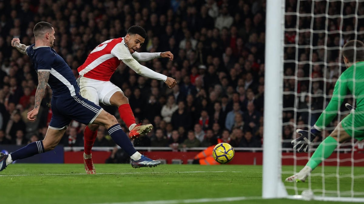 Arsenal gör mål i en PL-match.