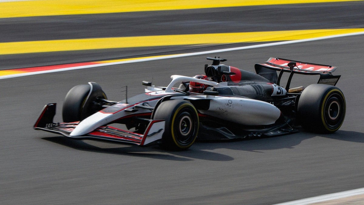 En formel-1-bil under ett race.