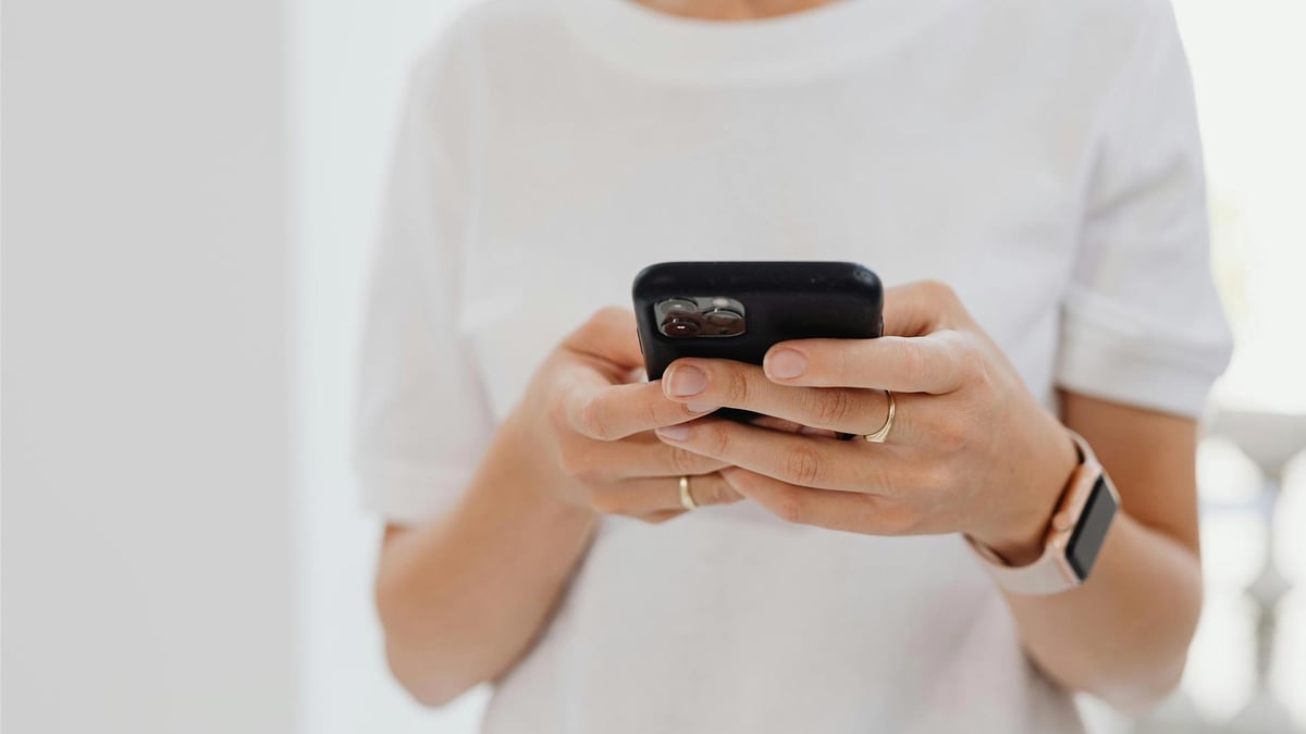 En person läser om omsättningskrav hos 1X2.