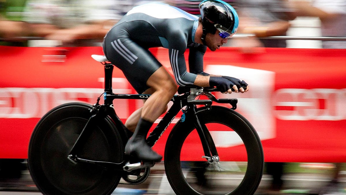 En person som cyklar i Tour de France, en av sommarens alla sporthöjdpunkter.