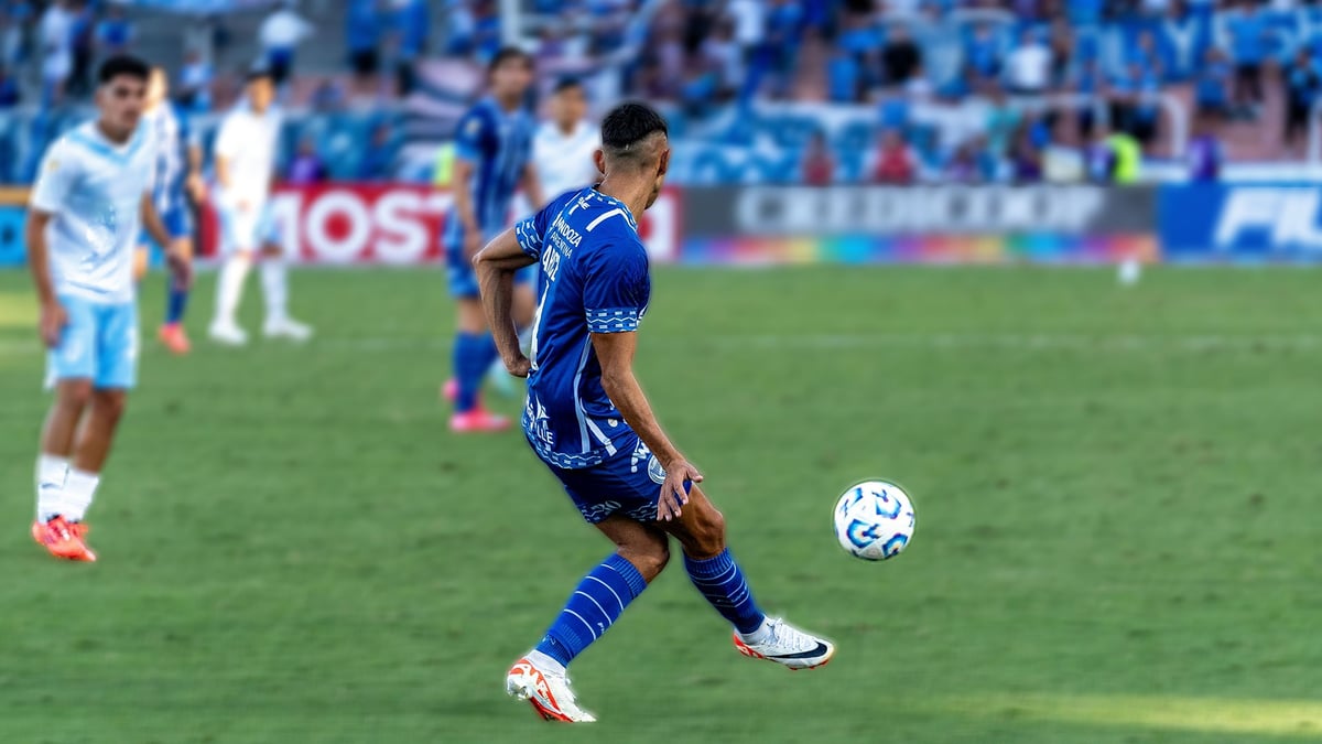 En fotbollsspelare passar bollen i Champions League. 