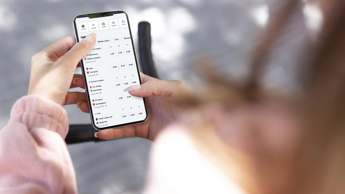 En kvinna testar en betting bonus hos 1X2.