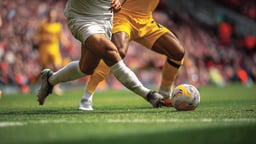 Två spelare från olika landslag tävlar om en boll i en fotbollsmatch.