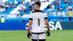 En målvakt som gör sig redo inför en match i Allsvenskan.