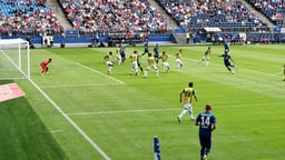 En fotbollsmatch med statistikspel.