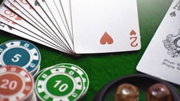 Kortlek och spelmarker i 1X2 live casino.