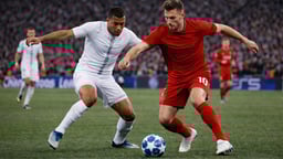 Två spelare gör upp om bollen i Champions League.