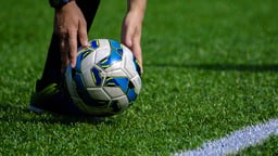 En spelare ska precis skjuta ut bollen i Premier League.