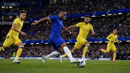 Chelsea gör mål i en fotbollsmatch.