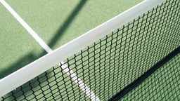 Ett tennisnät på en plan där det spelas stora matcher. 