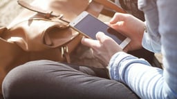 En person tittar på nya videoslots på 1X2 online casino.