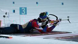 En tävlande i världscupen i skidskytte.