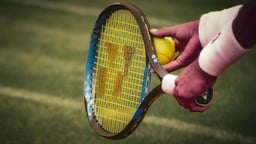 En tennisspelare håller i en tennisracket