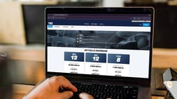 En person besöker 1X2-tipset på datorn.