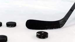En hockeyklubba och puckar som ska användas i hockey-VM 2025.
