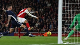 Arsenal gör mål i en PL-match.