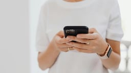 En person läser om omsättningskrav hos 1X2.