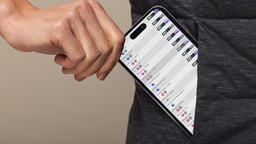 En person besöker SportTV på mobilen.