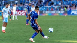 En fotbollsspelare passar bollen i Champions League. 