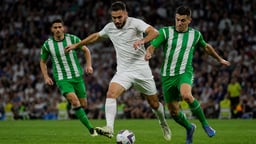 Fotbollsspelare i La Liga tävlar om bollen.