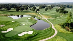 En vacker golfbana där spännande matcher kommer att spelas. 