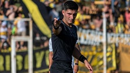En domare pekar med hela handen under en match i Bundesliga.