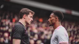 Två fotbollsspelare står ansikte mot ansikte under en match.