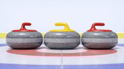 En närbild på två curlingstenar. 