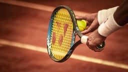 En tennisspelare håller i en tennisracket